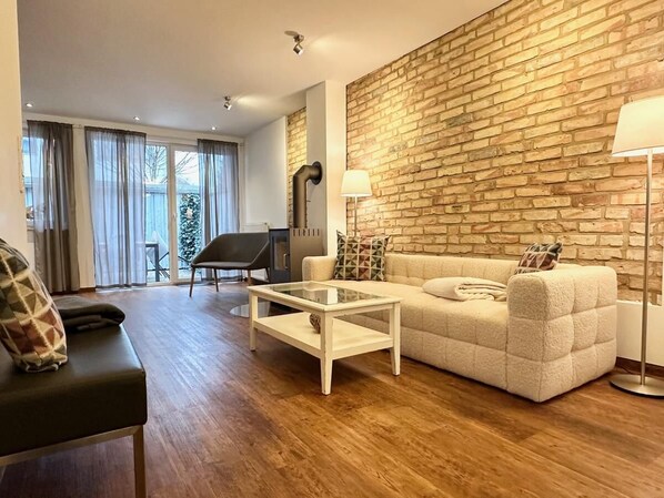 Fernseher, Kamin, DVD-Player, Videothek