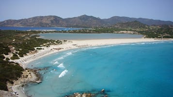 Perto da praia, espreguiçadeiras