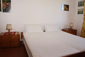 3 bedrooms, bed sheets - Unique location, huge beach / sea just opposite, nature reserve (Villasimius)