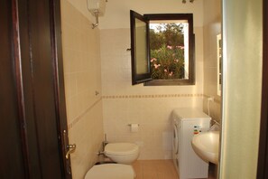 Shower, hair dryer, bidet, towels - Unique location, huge beach / sea just opposite, nature reserve (Villasimius)