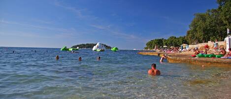 Plage à proximité, chaises longues