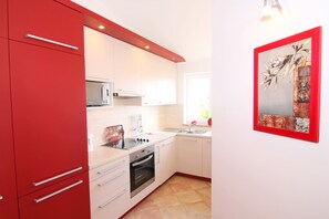 Kühlschrank, Mikrowelle, Ofen, Herdplatte