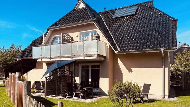 A two-story house with a balcony, a covered patio, and a small garden. - F86 - balcony, close to the Bodden, Baltic Sea 6 km away, WLAN (Born)