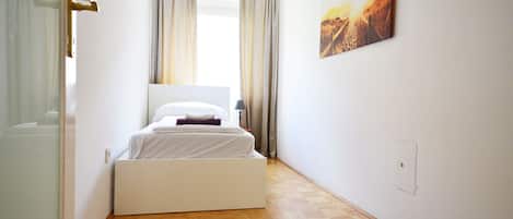 3 dormitoris, planxa i posts de planxar, wifi i roba de llit