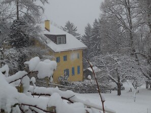 Property grounds - Idyllic traffic-free apartment for hiking, skiing, cycling with EV charging station (Rodels)