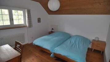 3 Schlafzimmer, Schreibtisch, Bügeleisen/Bügelbrett, Reisekinderbett