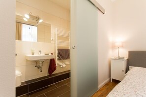 淋浴设施、吹风机、毛巾