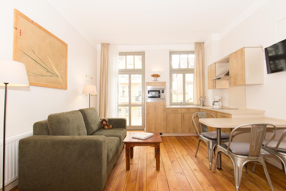 Fernseher, DVD-Player, Tischtennisplatte, Bücher