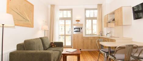 Televisión, reproductor de DVD, mesa de ping pong, libros