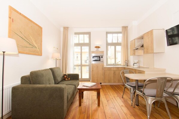 电视、DVD 播放器、乒乓球、书