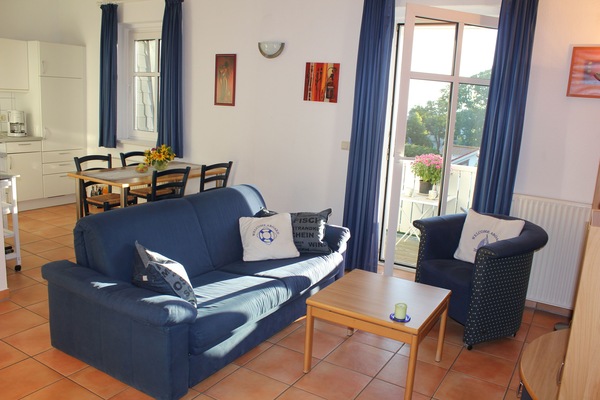 Wohnzimmer mit offener Küche und Balkon