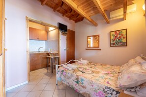 1 bedroom, in-room safe, travel crib, WiFi - comfortable studio apartment, pelekas beach, 40 meters from the beach, rainbow (Corfu)