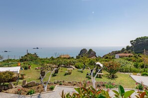 Property grounds - comfortable studio apartment, pelekas beach, 40 meters from the beach, rainbow (Corfu)