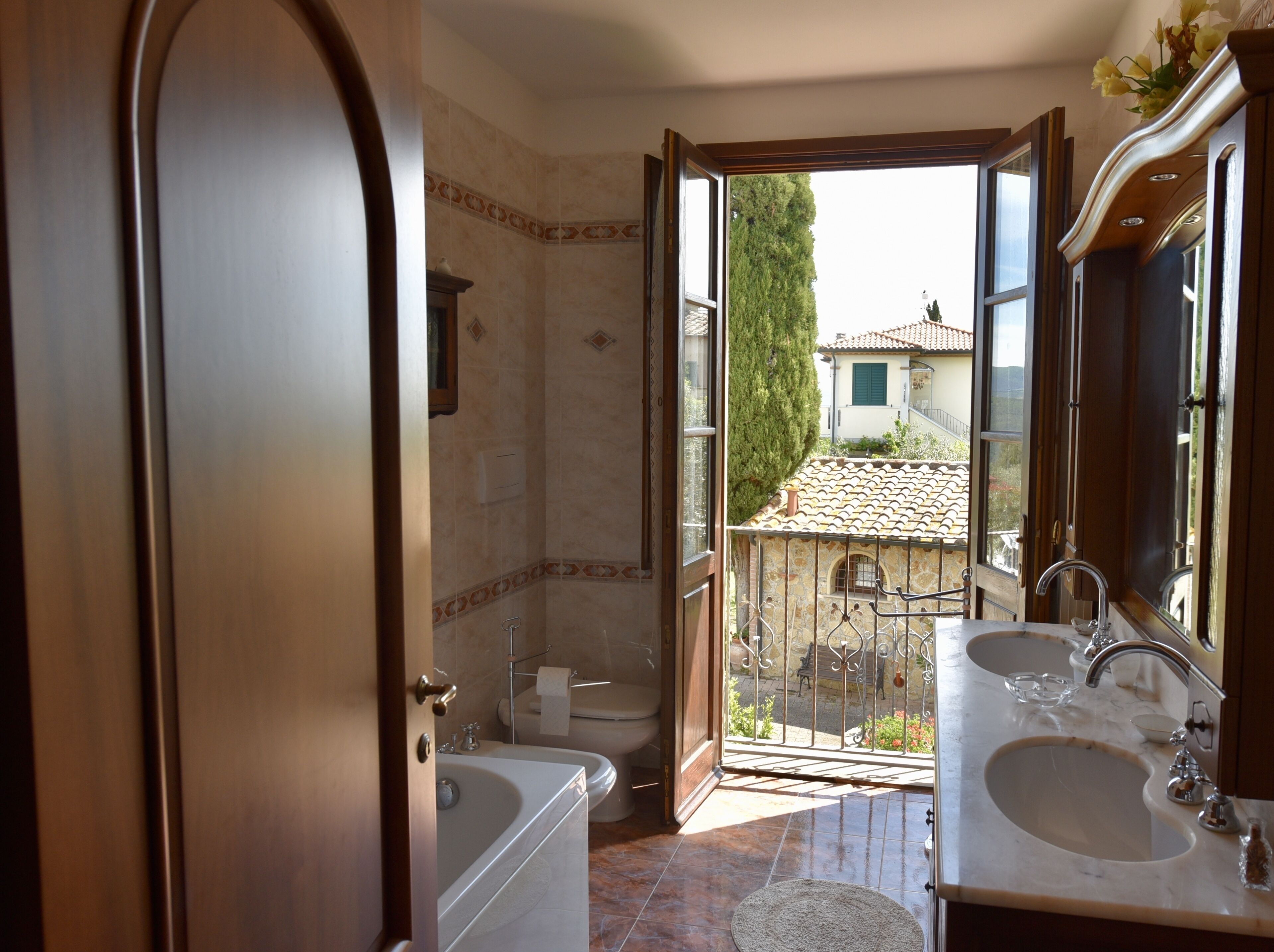 Combinazione doccia/vasca, vasca idromassaggio, asciugacapelli, bidet