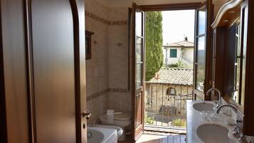Combinazione doccia/vasca, vasca idromassaggio, asciugacapelli, bidet