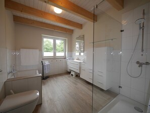 Baignoire, sèche-cheveux, serviettes fournies, savon