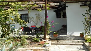 Outdoor dining - detached holiday house, calmly located in an olive grove (Thessalien)