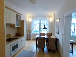 Jääkaappi, uuni, liesi, astianpesukone