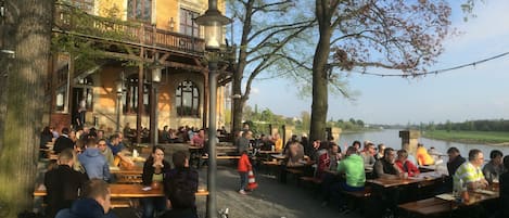 تناول الطعام بالخارج