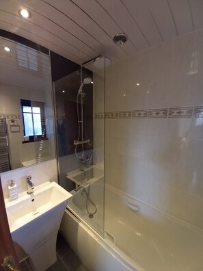 Suihkun ja ammeen yhdistelmä, hiustenkuivaaja, pyyhkeet, saippua