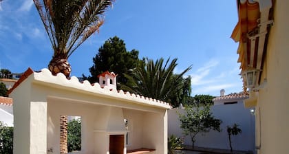 Casa independiente con piscina privada, completamente vallada, cerca de la playa