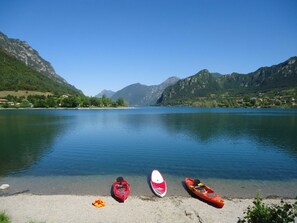 Vlak bij het strand, ligstoelen aan het strand