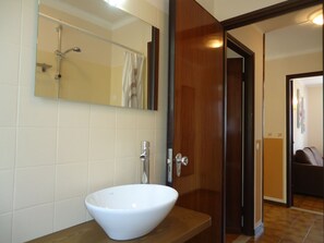 Shower, bidet, towels