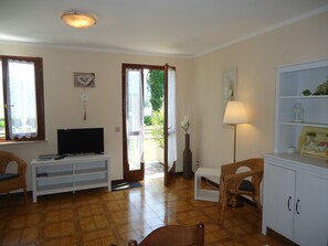 TV - DIRECTLY BEACH / SEA, apartment up to 4 pers., Pool and garden, Villa Soghetta type S1 (Crone)