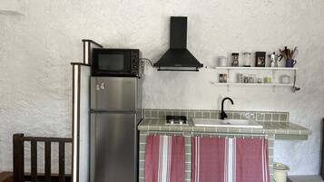 Réfrigérateur, micro-ondes, plaque de cuisson, cafetiÚre/bouilloire