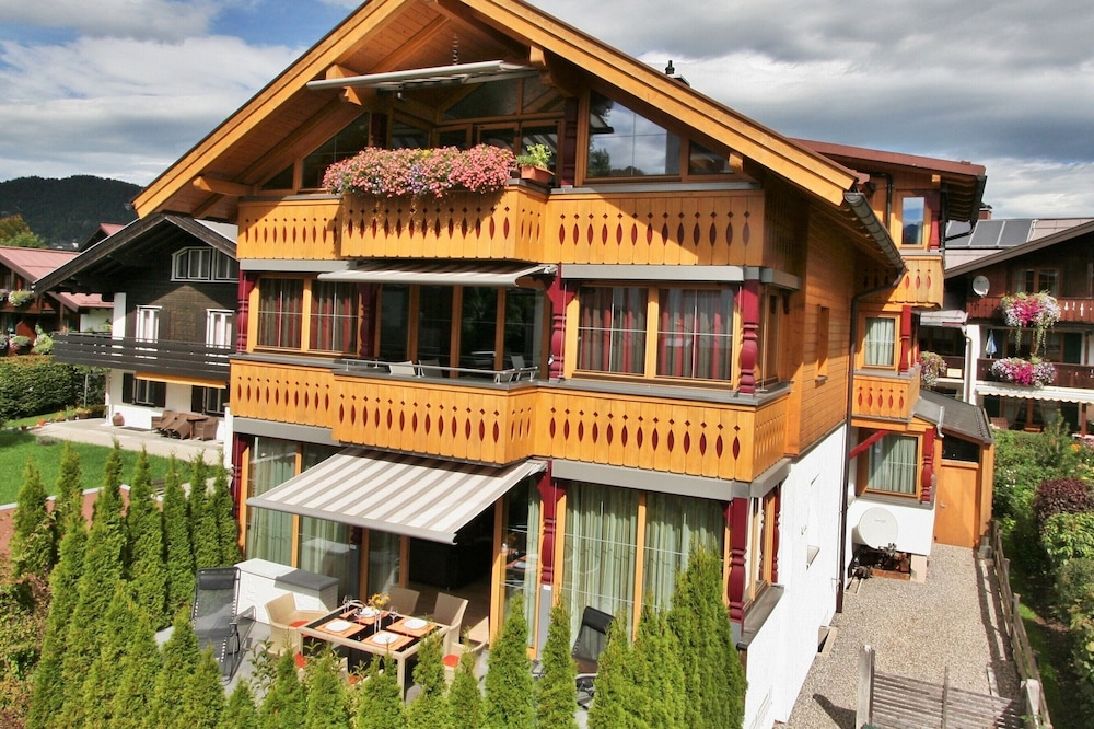 Central, quiet location, 5 star comfort, south-facing terrace, summer: mountain railway incl.