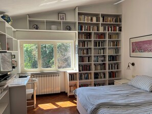 2 slaapkamers, een bureau, een strijkplank/strijkijzer, internet