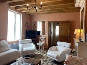 Flatskjerm-TV, DVD-spiller, bøker og stereoanlegg