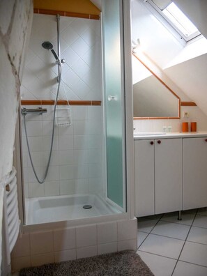 Een bad, een haardroger, zeep, toiletpapier