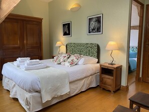 4 slaapkamers, een strijkplank/strijkijzer, reisbedje, gratis wifi