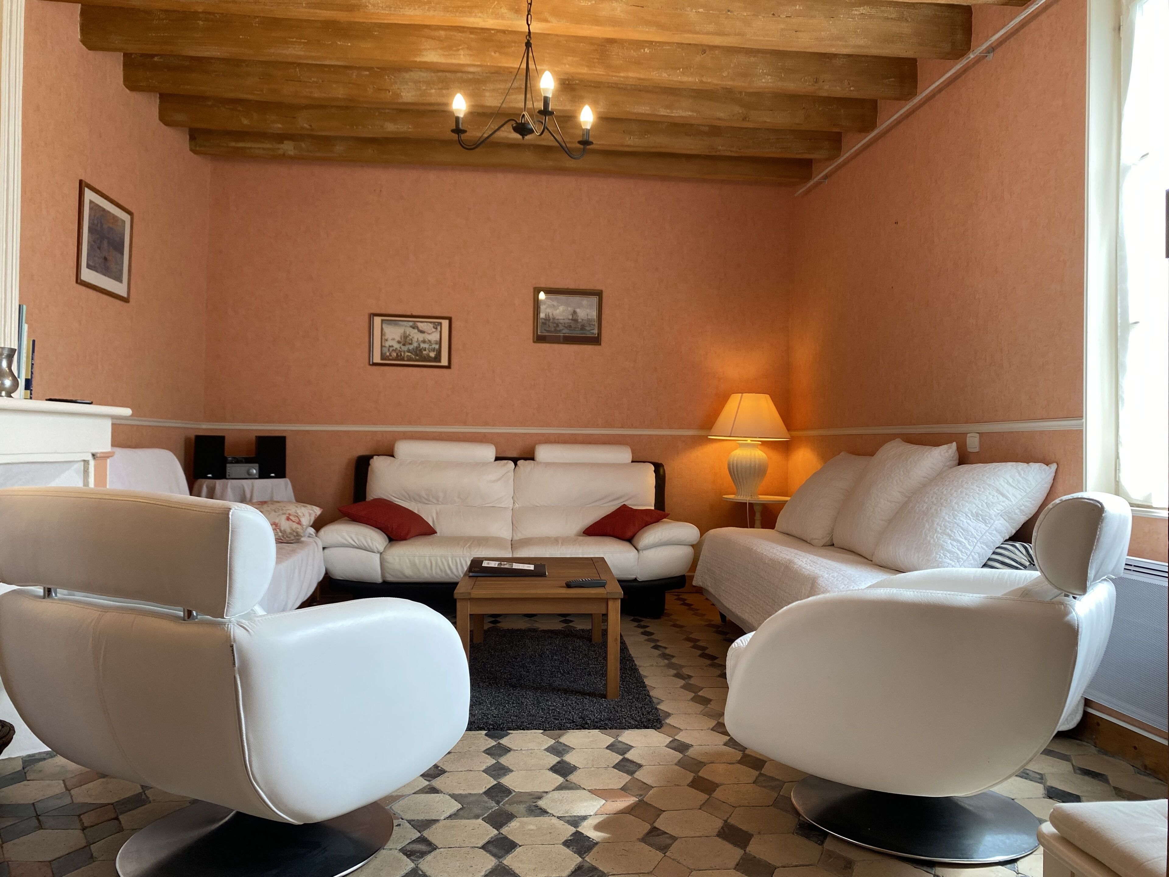 平板电视、DVD 播放器、书、立体声音响