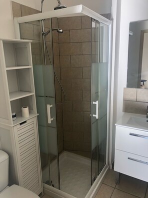 Douche, sĂšche-cheveux