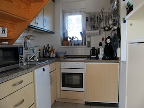 KĂŒhlschrank, Mikrowelle, Ofen, Herdplatte