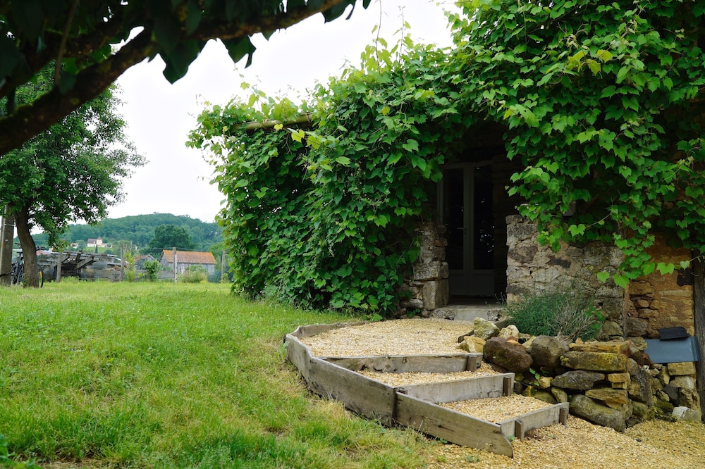 La Bergerie en Périgord Noir, 1 bedroom stone cottage with terrace and pool