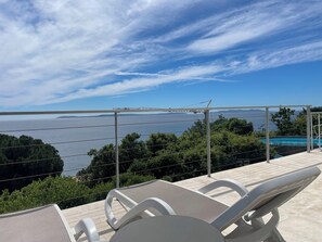 Property grounds - Beautiful sea view - Spacious and comfortable - Walking distance to the beach (Le Lavandou)