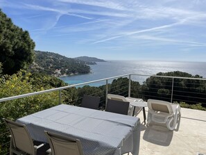 Outdoor dining - Beautiful sea view - Spacious and comfortable - Walking distance to the beach (Le Lavandou)