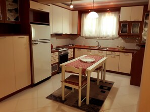 Fridge, oven, coffee/tea maker, cookware/dishes/utensils