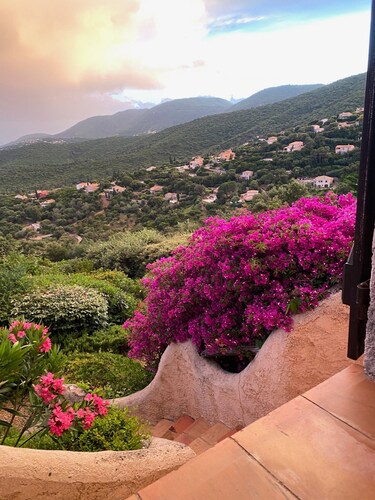 Provenzalische Villa mit Panoramablick & mediterranem Garten, in Strandnähe,WLAN