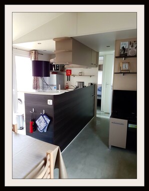 Réfrigérateur, micro-ondes, four, plaque de cuisson