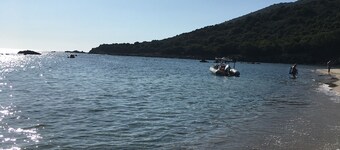   Op grond ontneemt mooie zeer functioneel appartement met uitzicht op zee en de bergen