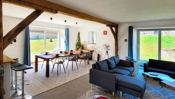 Fernseher, Kamin, DVD-Player, Bücher