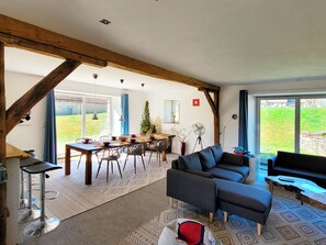 TV, fireplace, DVD player, books