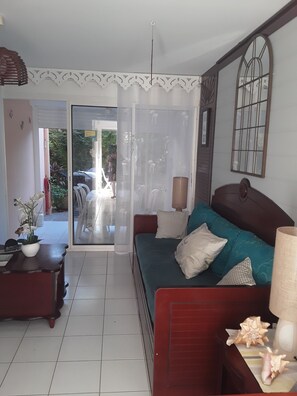 Télévision, livres, espaces bureaux