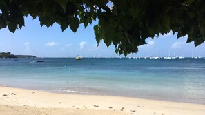 Una spiaggia nelle vicinanze, lettini da mare