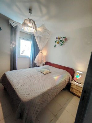 2 間睡房、書桌、熨斗/熨衫板、可攜式嬰兒床