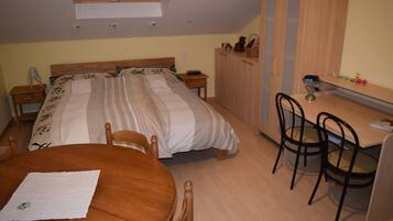 3 habitaciones, escritorio y tabla de planchar con plancha